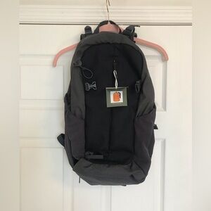 NWT Adventuridge 20L Hiking Backpack with Rain Cover and Laptop Tech Sleeve New